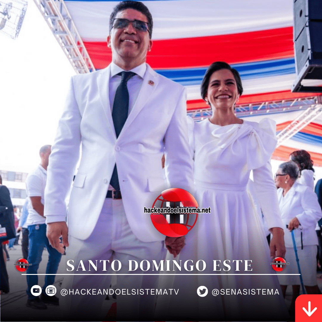Mientras Dío Astacio está en México, se rumora que quien dirige el ayuntamiento es su esposa, Evelyn de Astacio, según diversas fuentes