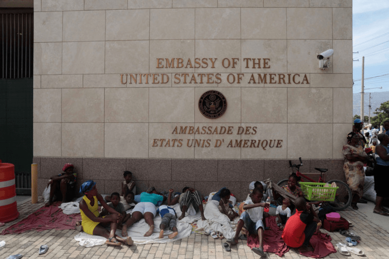 Echan a bombazos haitianos que querían refugio en embajada EEUU